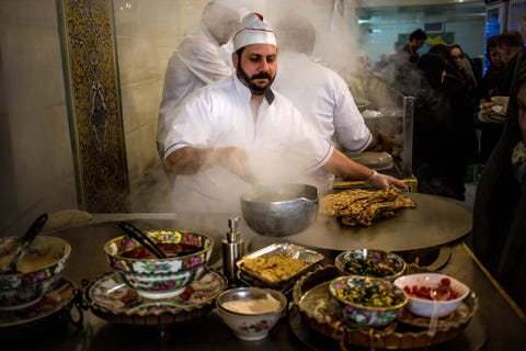 Kashan, Iran KASHAN IRAN De concentratie op het gezicht van deze kok in de Grote Bazaar van Kashan en de dynamische sfeer van de foto benadrukken het bijschrift van Tapsjanov Rond lunchtijd wordt het hier razend druk