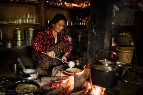 Babiyataro, Nepal BABIYATARO NEPAL In Nepal worden pannenkoekjes als populair en voedzaam ontbijt gegeten vooral door bergwandelaars die brandstof voor een dag van klimmen moeten inslaan Volgens Hubert bereidt deze vrouw ze op een open vuur op de vloer