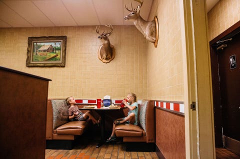 HARRISON ARKANSAS VS Dit restaurant was ooit een KFC maar volgens Fondriest heeft de nieuwe eigenaar het een eigen sfeer gegeven door er zijn jachttrofeen en een schilderijtje van een hertenbok van een plaatselijke schilder op te hangen