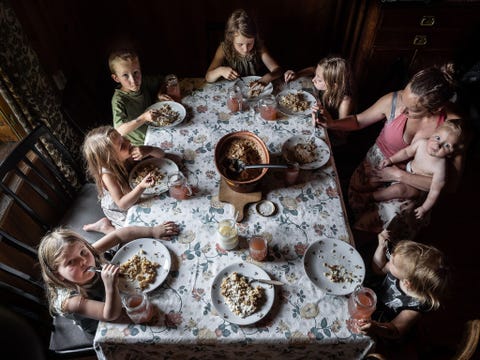 Tropie, Poland TROPIE POLENLEen eenvoudig middagmaal brengt generaties samen Adamczak schrijft dat ze als kind in dit vakantiehuisje logeerde nu komen haar eigen kinderen op bezoek om hier de appels te eten die van de bomen op het erf worden geplukt