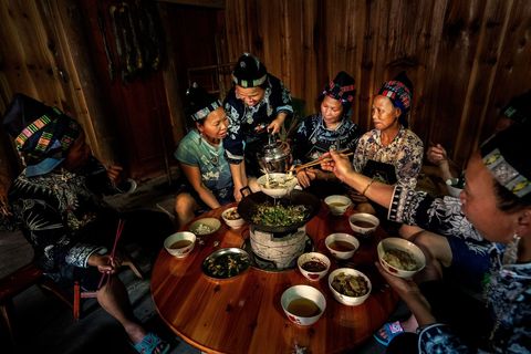 GAILAI GUIZHOU CHINA Eten kan ook een ingang tot vreemde culturen bieden Volgens Leong werkte hij als vrijwilliger op het platteland toen de bewoners zijn groep uitnodigden om het middagmaal te delen