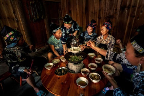 Gailai, Guizhou, China GAILAI GUIZHOU CHINA Eten kan ook een ingang tot vreemde culturen bieden Volgens Leong werkte hij als vrijwilliger op het platteland toen de bewoners zijn groep uitnodigden om het middagmaal te delen