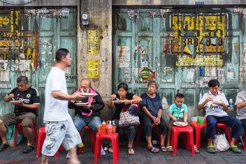 Bangkok, Thailand BANGKOK THAILANDIn Jek Pui Curry een simpel straattentje in de Chinatown van Bangkok hoef je niet na te denken over een tafeltje bij het raam Saengchai vergelijkt de ervaring met een stoelendans Pak de eerste de beste kruk die je ziet
