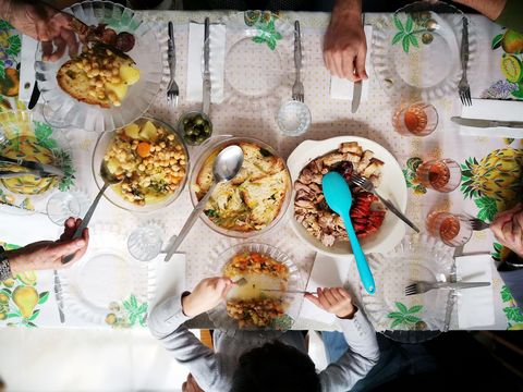 BEJA PORTUGALEen familie komt rond de tafel bijeen om van de zondagse maaltijd te genieten Tot verrukking van iedereen had de matriarch van de familie cozido de gros bereidt een traditionele stoofschotel met kikkererwten uit de Alentejo schrijft Melo