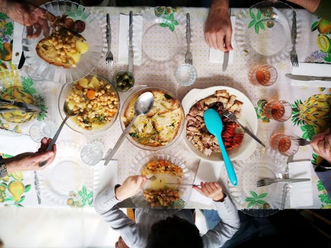 Beja, Portugal BEJA PORTUGALEen familie komt rond de tafel bijeen om van de zondagse maaltijd te genieten Tot verrukking van iedereen had de matriarch van de familie cozido de gros bereidt een traditionele stoofschotel met kikkererwten uit de Alentejo schrijft Melo