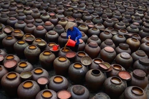 Hung Yen, Vietnam HUNG YEN VIETNAM Het Vietnamese gehucht Ban is beroemd om zijn sojasaus die wordt bereid uit langkorrelige plakrijst en korte sojabonen De productie is een spektakel en houdt in dat dorpelingen honderden kruiken met het brouwsel vullen