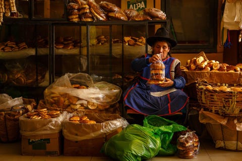HUARAZ ANCASH PERU In en rond de overdekte centrale markt van Huaraz in Peru wemelt het s ochtends van de straatverkopers Baravelli ontdekte deze broodverkoper door achter de geur aan te gaan