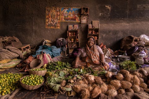 Een straatmarkt ligt verscholen tussen de kronkelende zijstraten van Calcutta in India