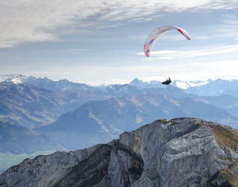 Een paraglider zweeft over de grillige toppen van de berg Pilatus in Zwitserland