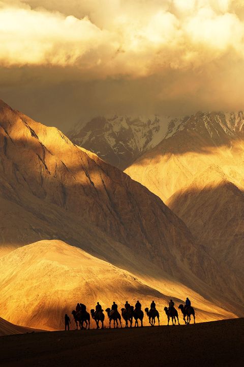 Khardung La gelegen in Jammu en Kashmir in India is een van s werelds hoogste bergpassen