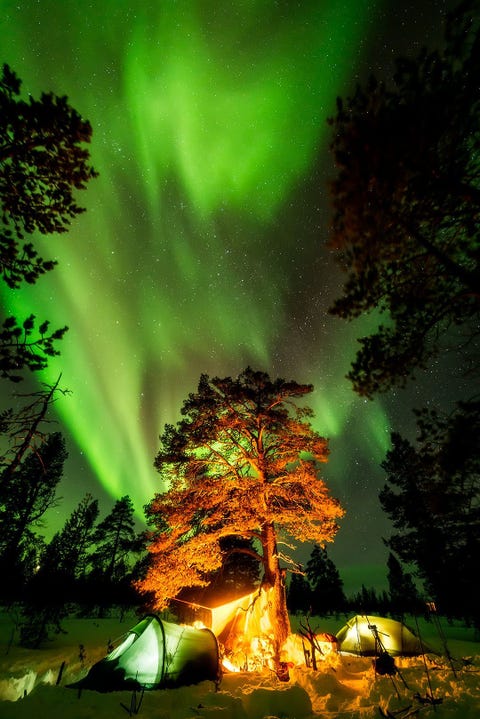Ongeveer 250 kilometer ten noorden van de poolcirkel schijnt het noorderlicht in de kille lucht in Lemmenjoki in Lapland Finland