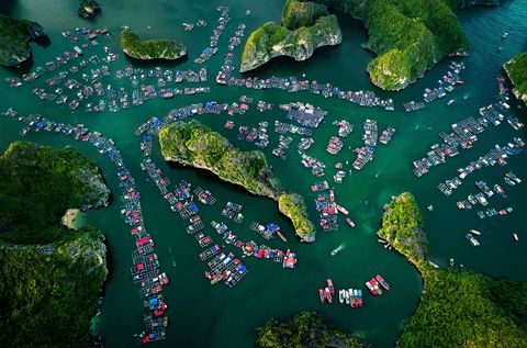 Cai Beo is een drijvend dorp in Lan Ha Bay in Vietnam