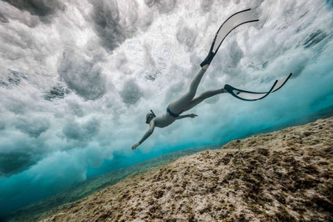 Terwijl golven op het wateroppervlak storten lijkt alles onder water rustig te zijn maar Henauer beschrijft hoe hij door de kracht van het water heen en weer werd geduwd