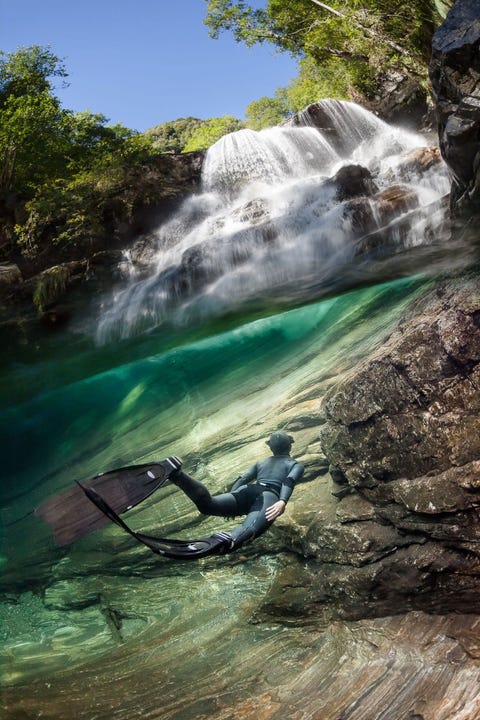 Na een twee uur durende trektocht arriveerde Henauer bij deze waterval in de rivier de Verzasca In combinatie met het perfect heldere water benadrukt de compositie het contrast tussen de stilte onder water en de dynamiek erboven