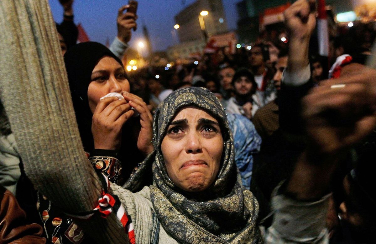 Na de bekendmaking van het aftreden van de Egyptische president Hosni Moebarak huilt een jonge vrouw op het Tahrirplein in Caro Het nieuws kwam na achttien dagen van massale protesten in het land