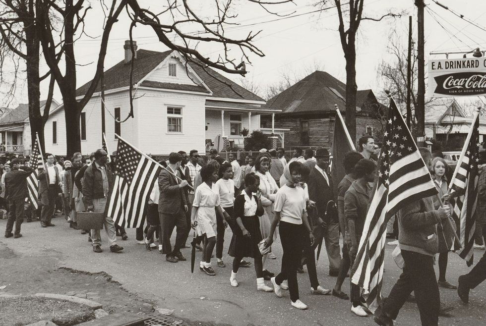 Burgerrechtenactivisten onder wie veel jeugdige demonstranten nemen deel aan een van de drie protestmarsen die in 1965 in Alabama werden gehouden van Selma naar Montgomery De demonstraties waren een mijlpaal op weg naar de uiteindelijke invoering van de Voting Rights Act waarmee discriminatie op basis van ras bij verkiezingen werd verboden