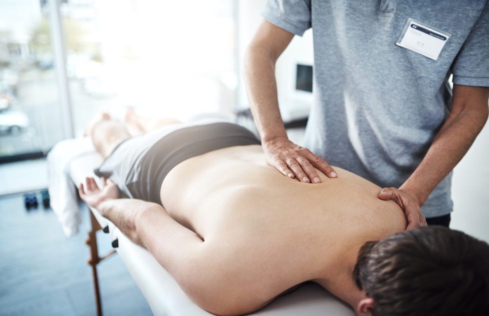 fisioterapeuta tratando a un paciente