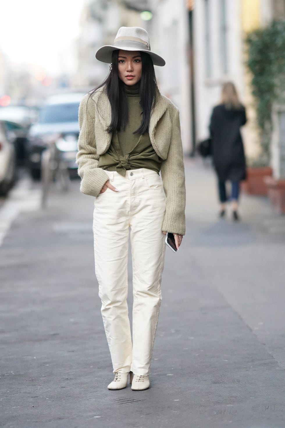 O estilo inspirador de cinco novaiorquinas (It Girls por Ale Garattoni)   Pantalones blancos invierno, Pantalón blanco mujer, Combinar pantalon blanco