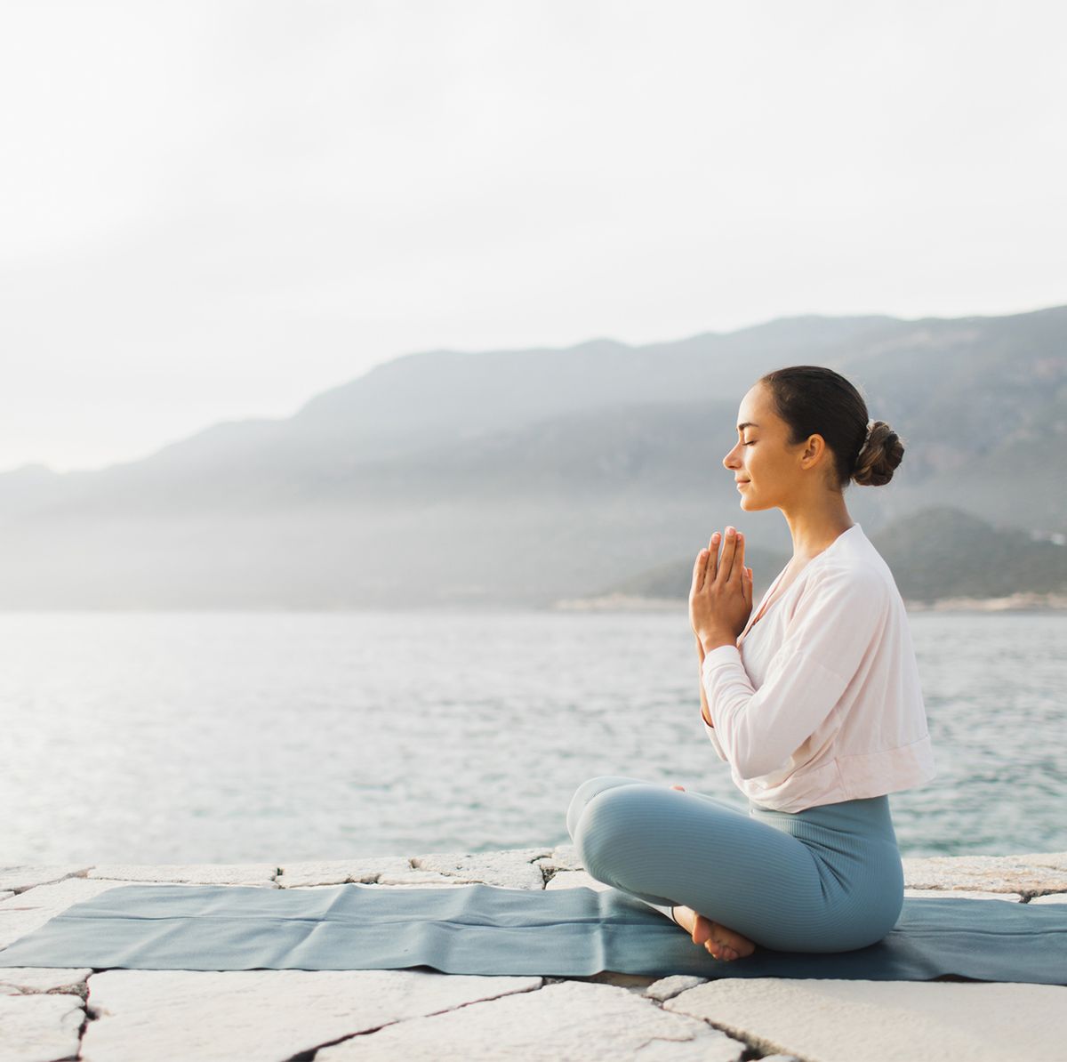 Los beneficios de hacer yoga por la mañana (y las posturas con las que  puedes empezar)