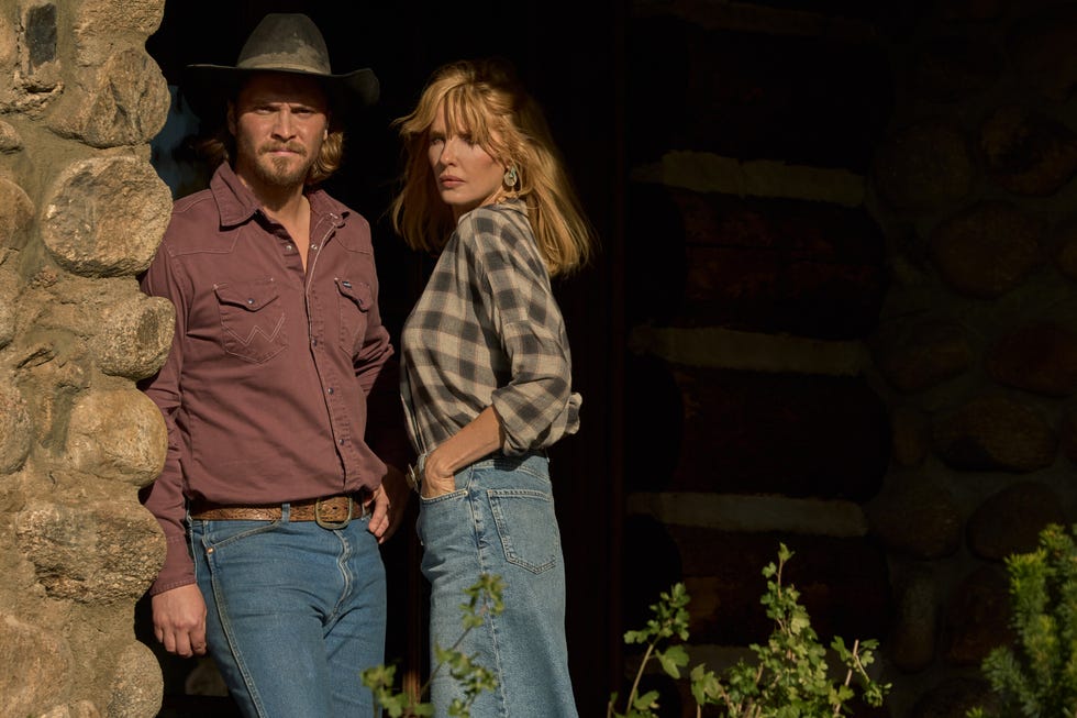 l r luke grimes kacey dutton rolünde ve kelly reilly beth dutton rolünde paramount network'ün yellowstone'unun 512. bölümünde