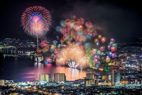 https://www.nationalgeographic.com/content/dam/travel/2018-digital/fireworks-around-the-world/ys-fireworks-01.jpg JapanHet Biwameer is Japans grootste binnenwater en het decor voor een gepast omvangrijk vuurwerkfestival Elke zomer exploderen duizenden stuks vuurwerk in de lucht en worden in kleurrijke patronen weerspiegeld in het meer