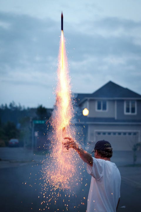 https://www.nationalgeographic.com/content/dam/travel/2018-digital/fireworks-around-the-world/ys-fireworks-03.jpg WashingtonIndependence Day Onafhankelijkheidsdag wordt in alle steden van de VS met grootse vuurwerkshows gevierd waarbij kosten noch moeite worden gespaard Maar zoals deze vaderlandslievende creatieveling laat zien is het ook spannend om je eigen vuurwerkshow weg te geven
