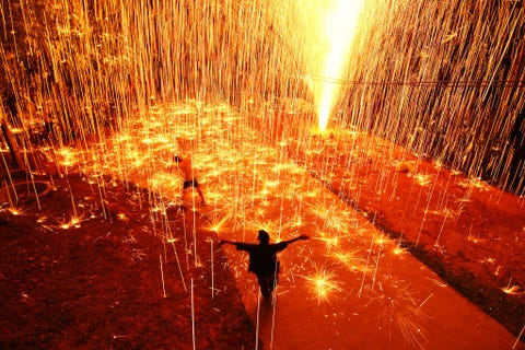 https://www.nationalgeographic.com/content/dam/travel/2018-digital/fireworks-around-the-world/ys-fireworks-04.jpg ThailandHet slaperige dorpje Nan in het noorden van Thailand komt tijdens dit vuurwerkfestival met veel geknal tot leven tot verrukking van de toeschouwer op de foto