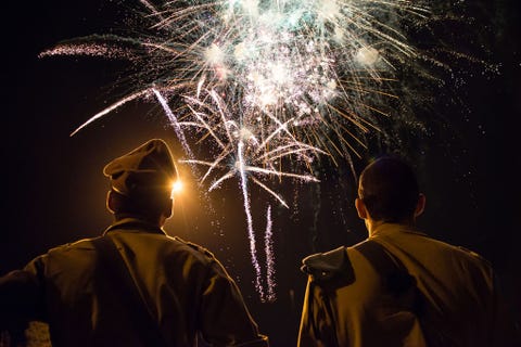 https://www.nationalgeographic.com/content/dam/travel/2018-digital/fireworks-around-the-world/ys-fireworks-05.jpg IsralIn Jeruzalem gaat de viering van Jom Hatsmaoet Onafhankelijkheidsdag van start met een plechtigheid op de Herzelberg de nationale begraafplaats van Isral De sombere herdenking gaat daarna over in het feestgedruis van deze dag die wordt gevierd met partys concerten en vuurwerk