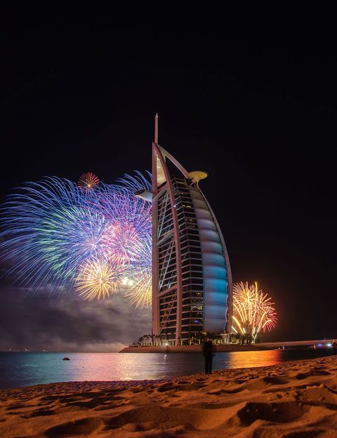 DubaiDubai houdt ervan om het groots aan te pakken In 2014 leverde dit spektakel van 500000 stuks vuurwerk het emiraat een vermelding op in het Guinness Book of World Records als grootste vuurwerkshow ooit een eretitel die sindsdien door de Filipijnen is overgenomen