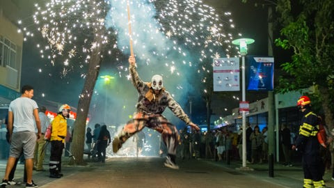 https://www.nationalgeographic.com/content/dam/travel/2018-digital/fireworks-around-the-world/ys-fireworks-07.jpg SpanjeDe badplaats Paguera op Mallorca heeft weinig aanleiding nodig om feest te vieren Vuurwerkshows zijn er tijdens de nacht van San Juan en aan het einde van de Festes del Rei en Jaume in het aangrenzende Santa Ponsa