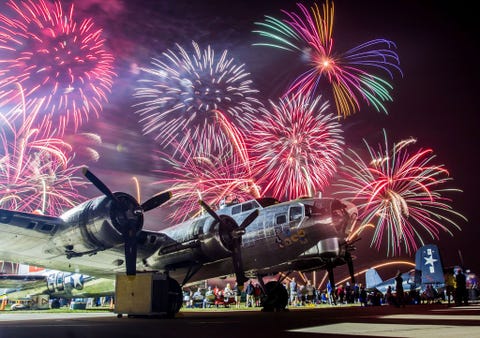 https://www.nationalgeographic.com/content/dam/travel/2018-digital/fireworks-around-the-world/ys-fireworks-08.jpg WisconsinHonderdduizenden vliegtuigliefhebbers komen elk jaar in juli naar Wisconsin voor de EAA AirVenture Oshkosh Het n week durende evenement wordt afgesloten met een show van vliegtuigacrobatiek en vuurwerk