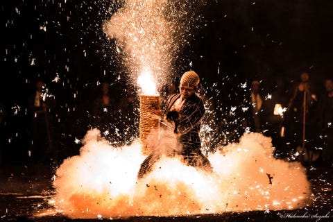 https://www.nationalgeographic.com/content/dam/travel/2018-digital/fireworks-around-the-world/ys-fireworks-09.jpg JapanHet driedaagse festival Toyohashi Gion staat bekend om zijn met de hand vervaardigde vuurwerkbuizen van bamboe tezutsu hanabi die met buskruit zijn gevuld De buizen worden door meestervuurwerkmakers in de hand gehouden en produceren prachtige fonteinen van vonken