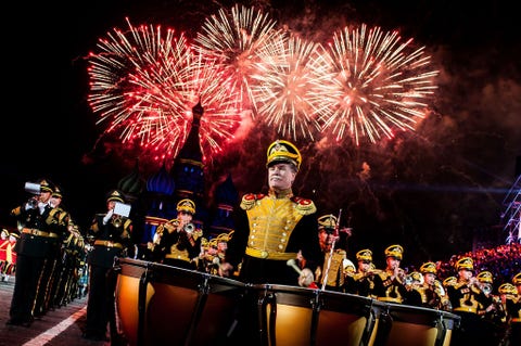 https://www.nationalgeographic.com/content/dam/travel/2018-digital/fireworks-around-the-world/ys-fireworks-11.jpg MoskouRussische en buitenlandse militaire showbands komen samen op het Rode Plein voor het Internationale Militaire Muziekfestival in Moskou Het gebeuren is een caleidoscoop van zoveel kleuren en klanken dat fotograaf Igor Ivanko zijn camera moest kantelen om het allemaal vast te leggen