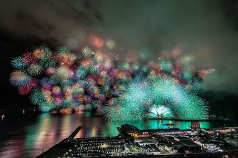 https://www.nationalgeographic.com/content/dam/travel/2018-digital/fireworks-around-the-world/ys-fireworks-13.jpg JapanHet Japanse woord voor vuurwerk is hanabi vuurbloemen en vuurwerkshows zijn onverbrekelijk verbonden met de zomer