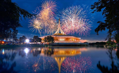 https://www.nationalgeographic.com/content/dam/travel/2018-digital/fireworks-around-the-world/ys-fireworks-14.jpg ThailandVuurwerk ontploft boven het Rajamangalapaviljoen in het park Suan Luang Rama IX De aanleiding voor het spektakel was de herdenking van de verjaardag van Rama IX de in 2016 overleden koning van Thailand
