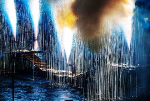 https://www.nationalgeographic.com/content/dam/travel/2018-digital/fireworks-around-the-world/ys-fireworks-15.jpg JapanIn het Japanse Takayama wordt de zomer traditioneel gevierd met het bouwen van een tijdelijke brug over de rivier de Miyagawa en met schieters die vanuit de hand vuurwerk afsteken