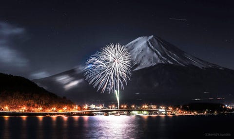 https://www.nationalgeographic.com/content/dam/travel/2018-digital/fireworks-around-the-world/ys-fireworks-16.jpg FujiDe berg Fuji is al sinds mensenheugenis een bron van fascinatie voor kunstenaars en dichters Ook tweehonderd jaar na Hokusais invloedrijke serie houtsneden 36 gezichten op de berg Fuji blijft de kegelvormige vulkaan mensen uit de hele wereld inspireren