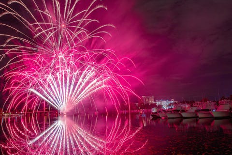 https://www.nationalgeographic.com/content/dam/travel/2018-digital/fireworks-around-the-world/ys-fireworks-18.jpg Mystic RiverDe stad Somerville ten noorden van Boston luidt de zomer uit met het Riverfest een weekend vol kunst muziek en activiteiten voor kinderen dat met een groots vuurwerk boven de Mystic River wordt afgesloten