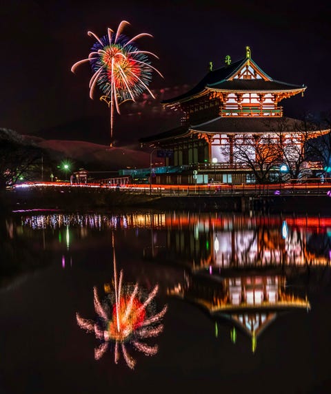 https://www.nationalgeographic.com/content/dam/travel/2018-digital/fireworks-around-the-world/ys-fireworks-19.jpg JapanElk jaar in de maand januari wordt het gras op de hellingen van de berg Wakakusayama in de Japanse prefectuur Nara in brand gestoken Het spektakel is vanuit de hoofdstad Nara goed te zien en wordt voorafgegaan door vuurwerk