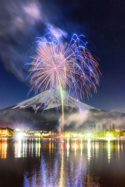 https://www.nationalgeographic.com/content/dam/travel/2018-digital/fireworks-around-the-world/ys-fireworks-20.jpg FujiOp een ijskoude winteravond weerspiegelt vuurwerk in het omringende water De foto van Eiichi Aizawa biedt een ander perspectief op de vertrouwde en perfecte kegel van de besneeuwde berg Fuji