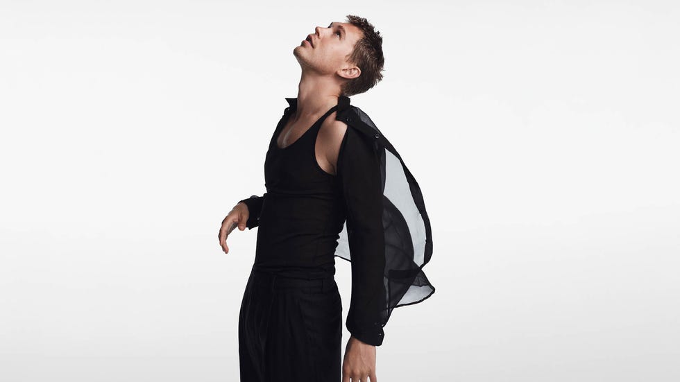 eine Figur in einem schwarzen Outfit in einer dynamischen Pose