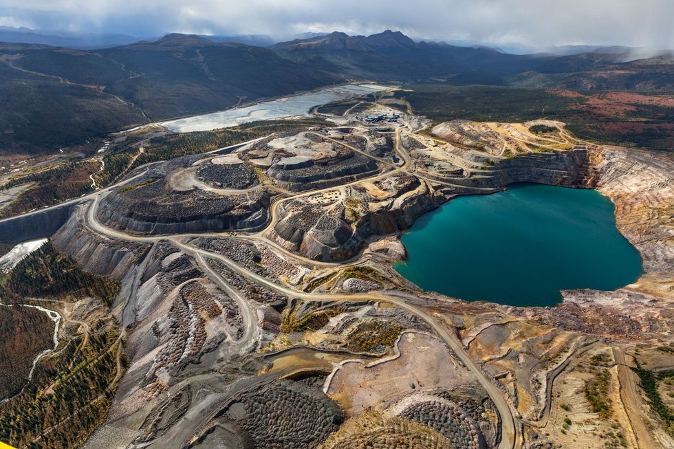 De voormalige Faro Mine in de Yukon  ooit een van de grootste dagbouwmijnen ter wereld  wordt nu schoongemaakt en het landschap hersteld Indianenstammen hadden de Canadese regering gevraagd om dit soort mijnen in de Peel Watershed te verbieden in navolging van eerdere verdragen
