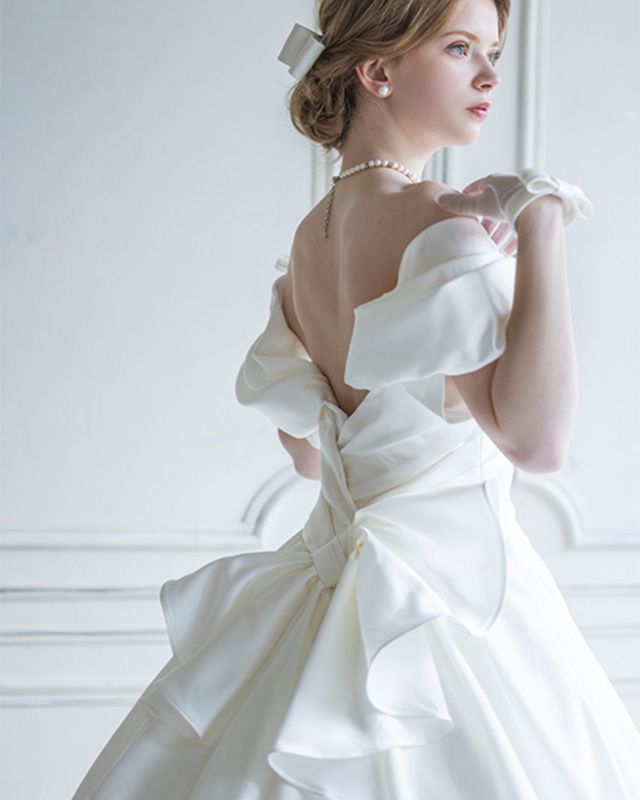 桂由美ブライダルハウスのバックリボンのドレスを着たモデル。