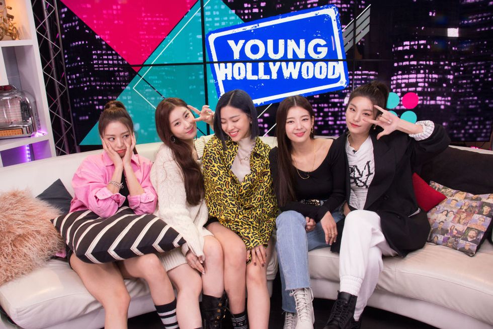 itzy visits young hollywood studio