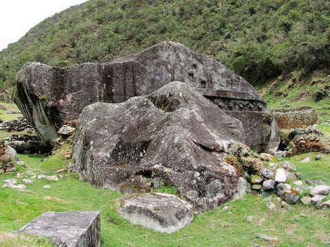 2. Vitcos/Yurak Rumi Toen Hiram Bingham naar Peru ging in 1911 om de verloren stad van de Incas te zoeken was een van zijn topprioriteiten het vinden van een oude nederzetting van de Incas Het belangrijkste paleis hier is enorm de gevel is meer dan 61 meter breed en de doorgangen hebben mooiste stenen versieringen van alle Inca bouwwerken De echte trekpleister is echter Yurak Rumi hierboven afgebeeld Witte rots in Quechua een rijk versierde granieten rotsblok ter grootte van een stadsbus dat een van heiligste altaren was in het hele Inca keizerrijk