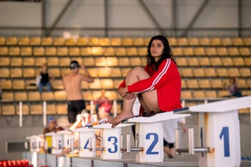 the swimmers manal issa as sara mardini in the swimmers cr ali gülernetflix © 2022