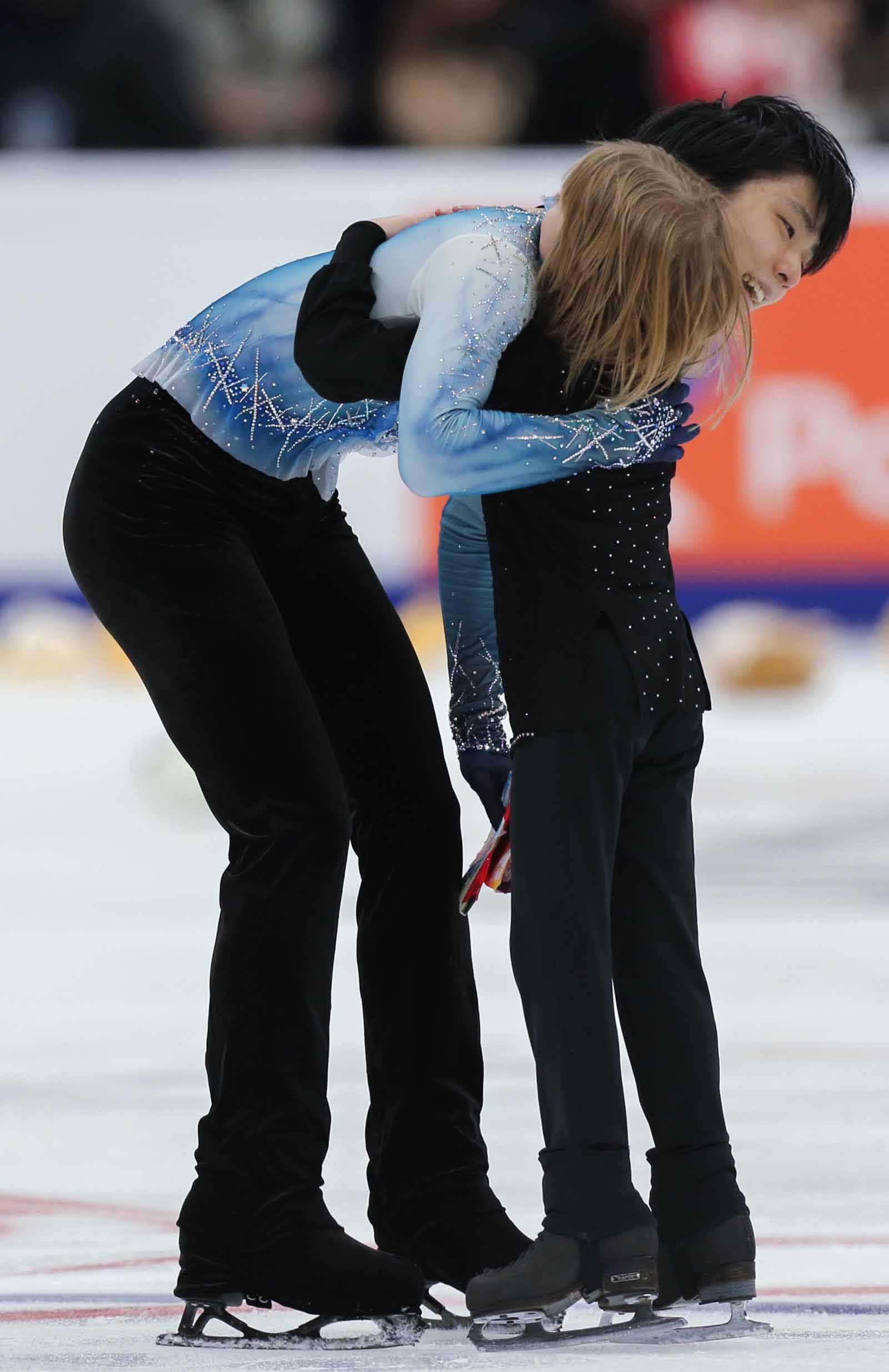 羽生結弦、優勝を祝うロステレコム杯'18名シーン集