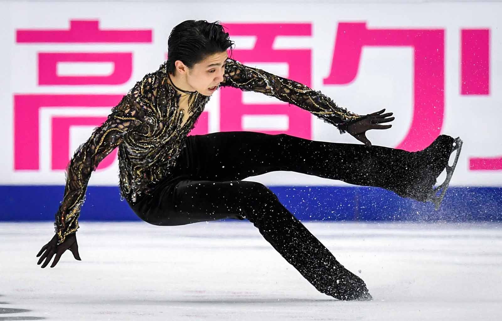 羽生結弦、優勝を祝うロステレコム杯'18名シーン集