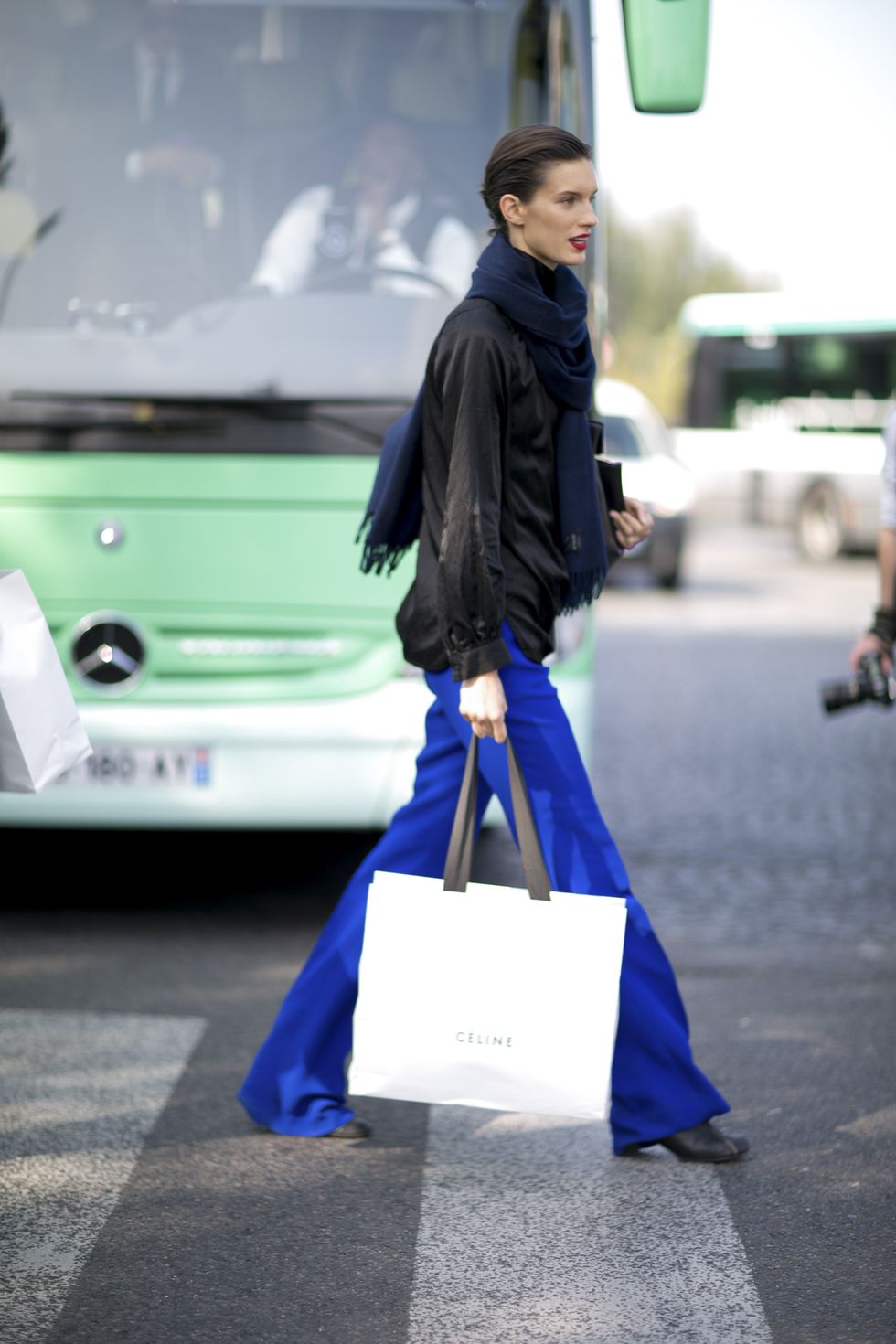Cobalt blue, Blue, Street fashion, Electric blue, Standing, Fashion, Snapshot, Pedestrian, Outerwear, Luggage and bags, 