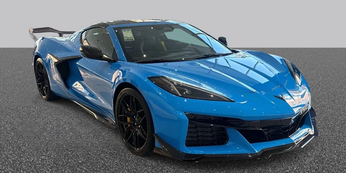C8 Corvette Z06 Theft Fails When Car Gets Stuck Driving Out of Showroom Window